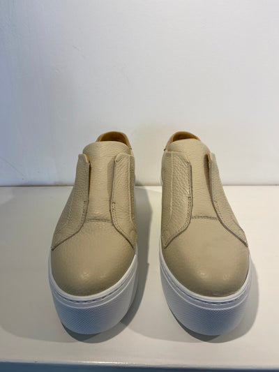 Slip on trainers in vanilla