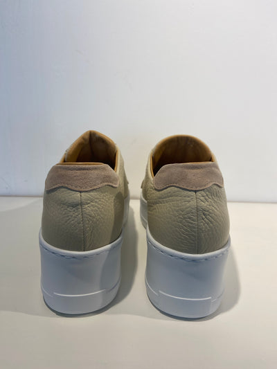 Slip on trainers in vanilla