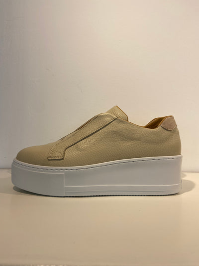 Slip on trainers in vanilla