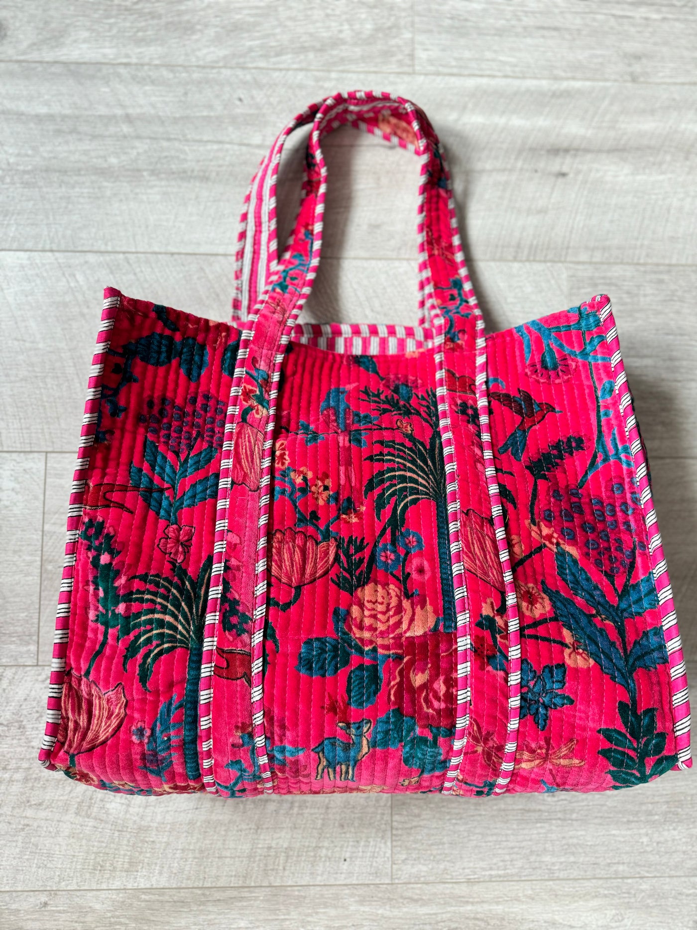 Velvet shopper in hot pink print