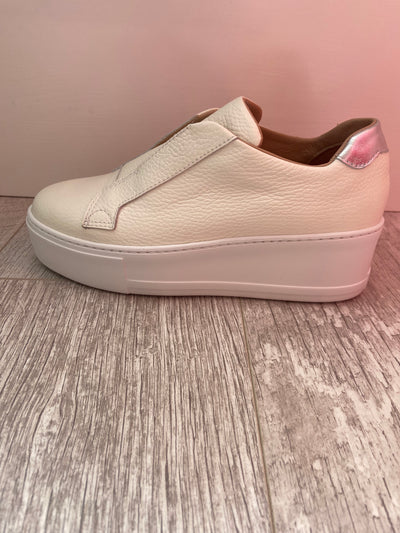 Slip on trainers in white