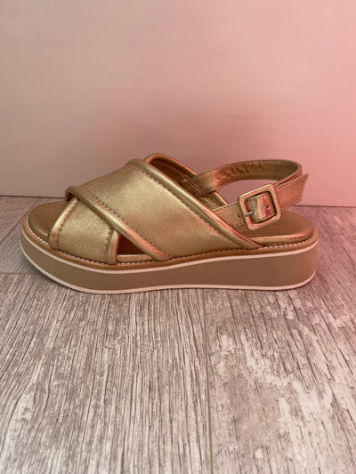 Cross over leather sandals in gold