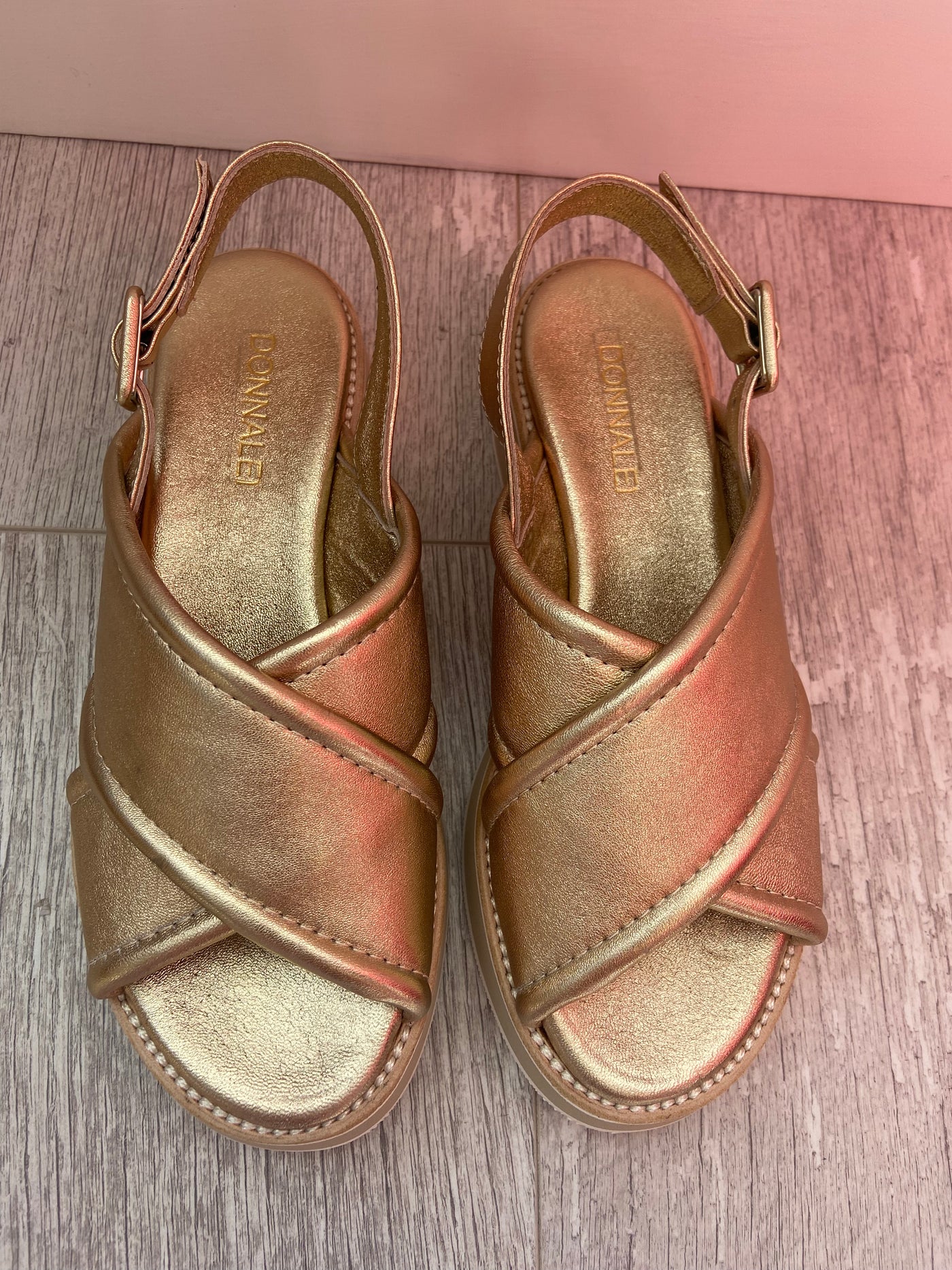 Cross over leather sandals in gold