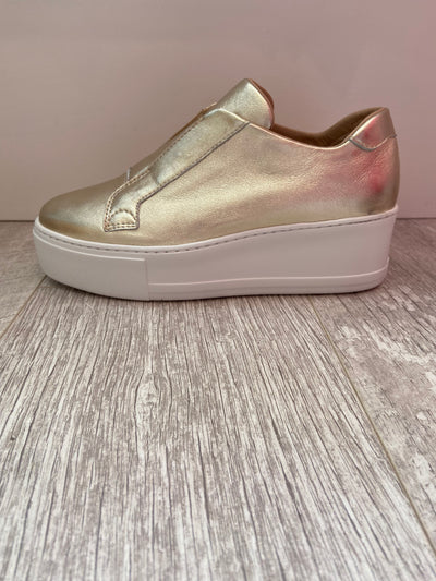 Slip on trainers in gold