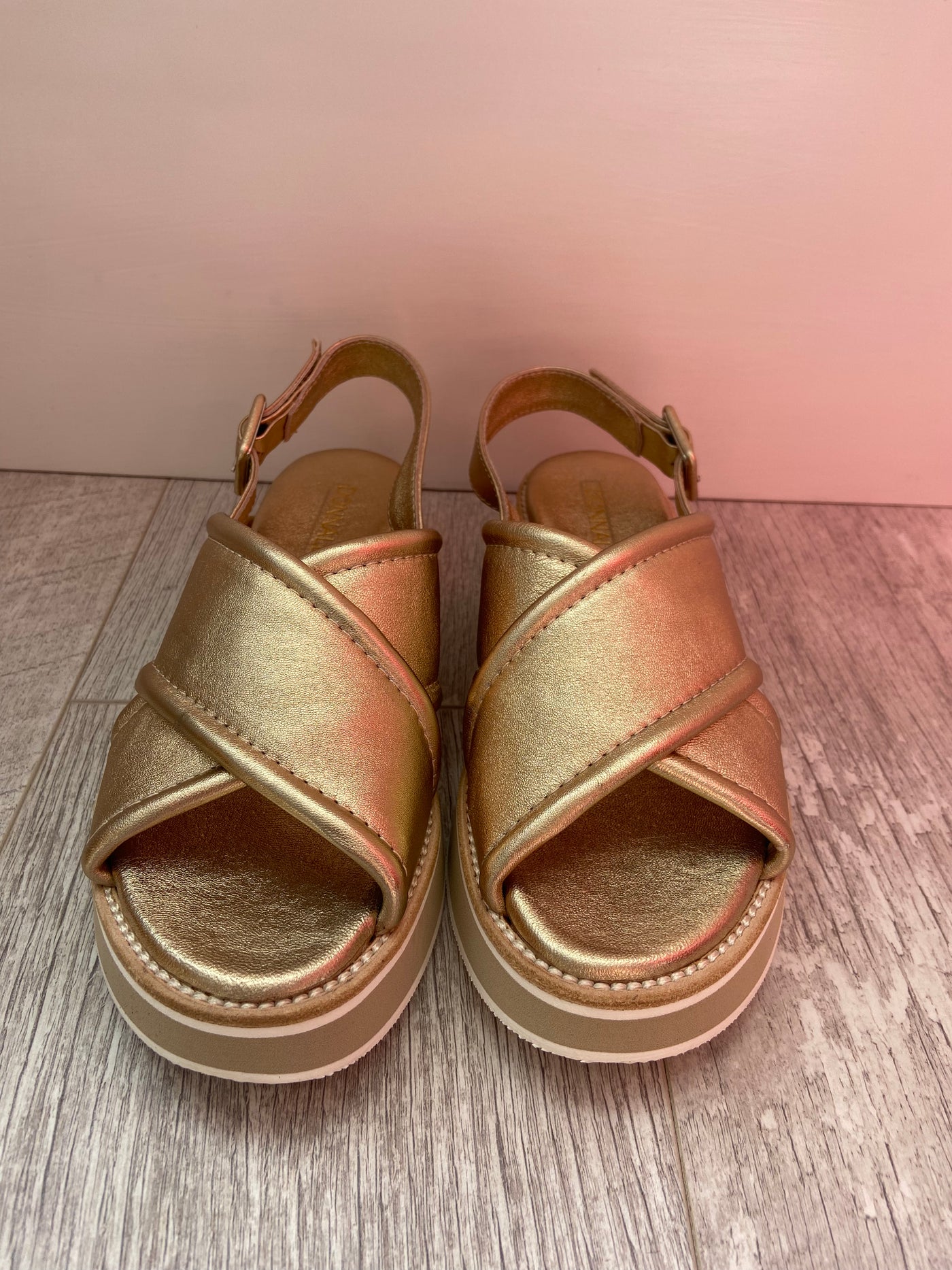 Cross over leather sandals in gold