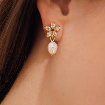 Emmy pearl earrings